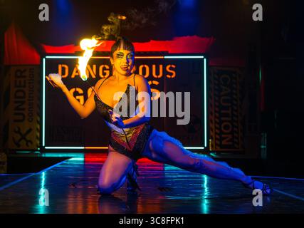 L'artista del fuoco Jazida in Fringe mostra merci pericolose, Edinburgh Festival Fringe, Scozia, Regno Unito Foto Stock