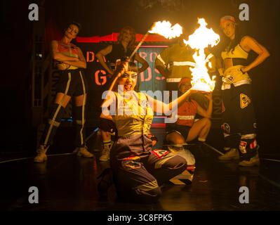 L'artista del fuoco Jazida in Fringe mostra merci pericolose, Edinburgh Festival Fringe, Scozia, Regno Unito Foto Stock