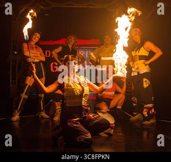 L'artista del fuoco Jazida in Fringe mostra merci pericolose, Edinburgh Festival Fringe, Scozia, Regno Unito Foto Stock