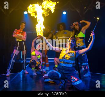 L'artista del fuoco Jazida in Fringe mostra merci pericolose, Edinburgh Festival Fringe, Scozia, Regno Unito Foto Stock