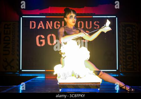 L'artista del fuoco Jazida in Fringe mostra merci pericolose, Edinburgh Festival Fringe, Scozia, Regno Unito Foto Stock