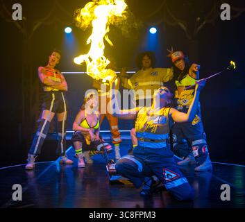 L'artista del fuoco Jazida in Fringe mostra merci pericolose, Edinburgh Festival Fringe, Scozia, Regno Unito Foto Stock