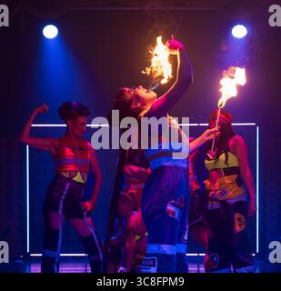 L'artista del fuoco Jazida in Fringe mostra merci pericolose, Edinburgh Festival Fringe, Scozia, Regno Unito Foto Stock