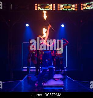 L'artista del fuoco Jazida in Fringe mostra merci pericolose, Edinburgh Festival Fringe, Scozia, Regno Unito Foto Stock