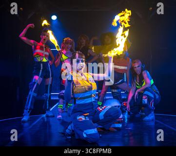 L'artista del fuoco Jazida in Fringe mostra merci pericolose, Edinburgh Festival Fringe, Scozia, Regno Unito Foto Stock