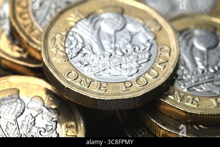LE MONETE DA UNA STERLINA BRITANNICA RE L’ECONOMIA SALUTA LE PENSIONI DI RISPARMIO PENSIONE ETC UK Foto Stock