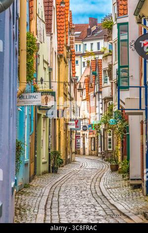 Splendida vista su un vicolo tortuoso del famoso quartiere Schnoor (tedesco: Schnoorviertel) a Brema. Le piccole case colorate e i negozi con... Foto Stock