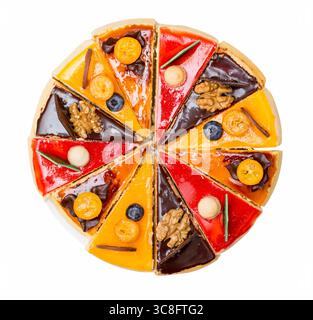 Pezzi colorati di cheesecake isolati su sfondo bianco. Vista dall'alto. Foto Stock