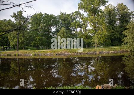 Vista panoramica dei parchi di Orebro vicino al torrente, circondato dal verde naturale nella Svezia centrale, la contea di Orebro. Foto Stock