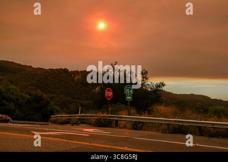 Santa Barbara, California, Stati Uniti. 3 agosto 2025. Fumo proveniente dall'incendio di Gifford nella Los Padres National Forest copre la contea di Santa Barbara, nei pressi dell'autostrada 154, vicino a Paradise Road, tra Santa Ynez e Santa Barbara. (Immagine di credito: © Amy Katz/ZUMA Press Wire) SOLO PER USO EDITORIALE! Non per USO commerciale! Foto Stock