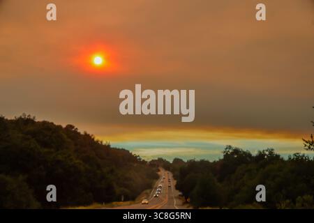 Santa Barbara, California, Stati Uniti. 3 agosto 2025. Fumo proveniente dall'incendio di Gifford nella Los Padres National Forest copre la contea di Santa Barbara, nei pressi dell'autostrada 154, vicino a Paradise Road, tra Santa Ynez e Santa Barbara. (Immagine di credito: © Amy Katz/ZUMA Press Wire) SOLO PER USO EDITORIALE! Non per USO commerciale! Foto Stock
