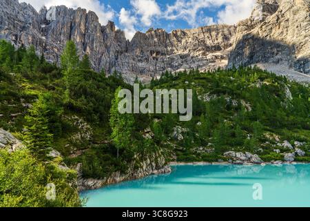 Il lago turchese Sorapis è circondato da spettacolari cime dolomitiche nel nord Italia, da paesaggi alpini mozzafiato molto apprezzati dagli escursionisti e dagli amanti della natura. Foto Stock