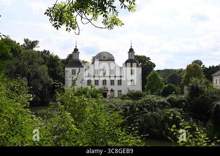 Schloss Borbeck a Essen, Barockes Wasserschloss a Essen-Borbeck, Aussenansicht, Architektur, 03.08.2025 a Essen/ Deutschland *** Castello di Borbeck a Essen, castello barocco di fossati a Essen Borbeck, Vista esterna, architettura, 03 08 2025 a Essen Germania Foto Stock