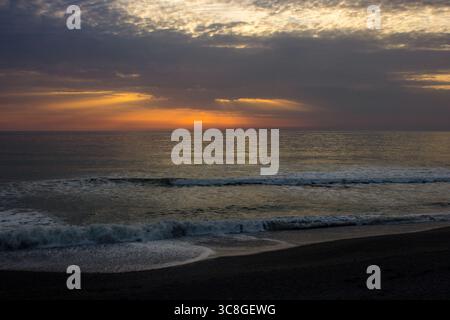 Tramonto sul mare irlandese, visto dalla spiaggia di ciottoli di Aberystwyth in Galles. Foto Stock