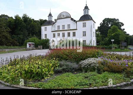 Schloss Borbeck a Essen, Barockes Wasserschloss a Essen-Borbeck, Aussenansicht, Architektur, 03.08.2025 a Essen/ Deutschland *** Castello di Borbeck a Essen, castello barocco di fossati a Essen Borbeck, Vista esterna, architettura, 03 08 2025 a Essen Germania Foto Stock