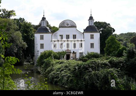 Schloss Borbeck a Essen, Barockes Wasserschloss a Essen-Borbeck, Aussenansicht, Architektur, 03.08.2025 a Essen/ Deutschland *** Castello di Borbeck a Essen, castello barocco di fossati a Essen Borbeck, Vista esterna, architettura, 03 08 2025 a Essen Germania Foto Stock