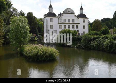 Schloss Borbeck a Essen, Barockes Wasserschloss a Essen-Borbeck, Aussenansicht, Architektur, 03.08.2025 a Essen/ Deutschland *** Castello di Borbeck a Essen, castello barocco di fossati a Essen Borbeck, Vista esterna, architettura, 03 08 2025 a Essen Germania Foto Stock