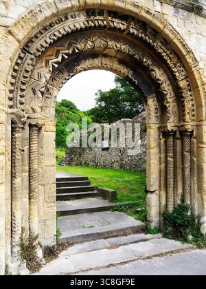 Resti della chiesa di San Giacomo con un arco a zigzag normanno a dover nel Kent in Inghilterra Foto Stock