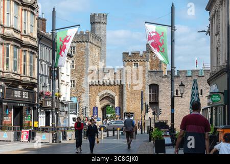 Ingresso al South Gate al Castello di Cardiff, un punto di riferimento storico e attrazione turistica nella città di Cardiff, Galles del Sud, Regno Unito, in estate Foto Stock