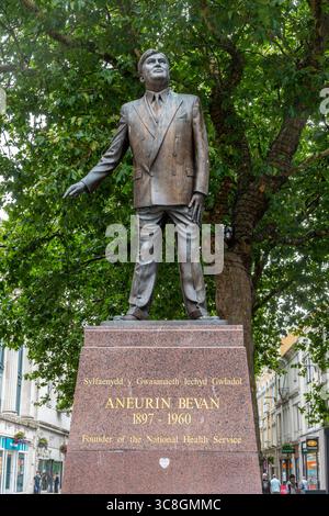 Statua di Aneurin Bevan, 1897 - 1960, fondatore del National Health Service, nel centro di Cardiff, Galles del Sud, Regno Unito Foto Stock