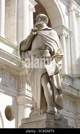 Una statua di Andrea Palladio di Vincenzo Gajassi, collocata nel 1859 nella Piazzetta Andrea Palladio di Vicenza. La statua è scolpita in marmo bianco A. Foto Stock