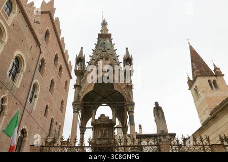 Tomba gotica di Mastino II della Scala presso le Tombe Scaligere (Arche Scaligere) a Verona (Verona), Italia, con baldacchino ornato e sculture. Foto Stock
