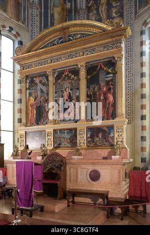 Pala di San Zeno (Pala di San Zeno) di Andrea Mantegna, situata nella Basilica di San Zeno, Verona, Italia. Foto Stock
