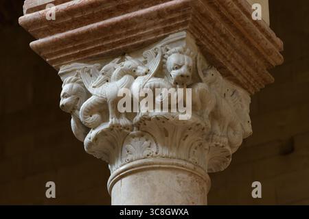 Capitale romanico con figure scolpite all'interno di San Zeno maggiore (Basilica di San Zeno), Verona, Italia. Foto Stock