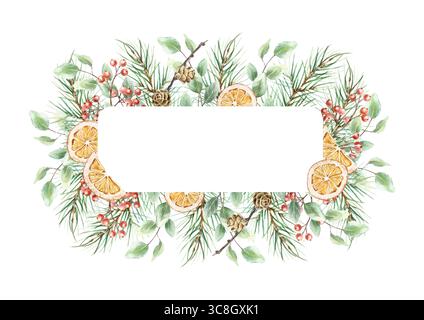 Modello natalizio per testo con arance secche, rami di abete, coni, rametti di bacche rosse, illustrazione ad acquerello di eucalipto isolata. pa. Disegnato a mano Foto Stock