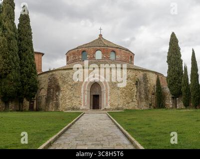 Facciata di San Michele Arcangelo (Tempio di San Michele Arcangelo), chiesa circolare paleocristiana del V-vi secolo a Perugia, Umbria, Ital Foto Stock