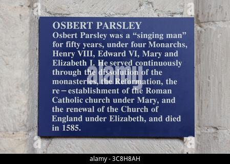 Memorial & plaque per Osbert Parsley nella Cattedrale di Norwich, un "uomo che canta" per 50 anni, sotto i 4 monarchi, Enrico VIII, Edoardo vi, Maria ed Elisabetta I. Foto Stock