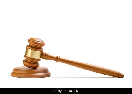 Giudice in legno martello isolati su sfondo bianco Foto Stock