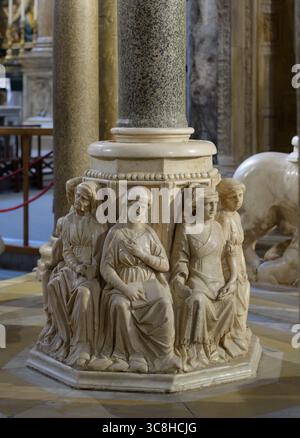 Dettaglio delle personificazioni delle arti liberali alla base della colonna centrale del pulpito nel Duomo di Siena, scolpito da Ni Foto Stock