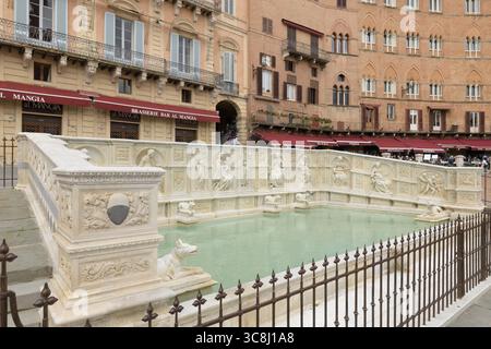 Fonte Gaia (fonte Gaia), monumentale fontana in marmo con bassorilievi e sculture in Piazza del campo, Siena, Toscana, Italia Foto Stock