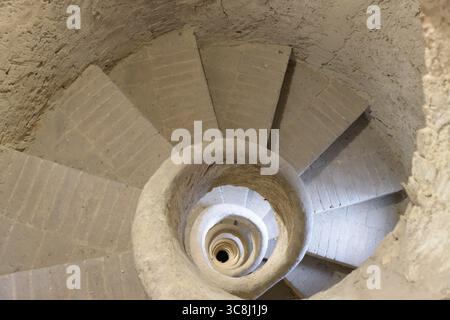Antica scala a chiocciola con scalini in mattoni e nucleo cavo centrale, Pinacoteca Nazionale, Siena, Toscana, Italia. Foto Stock