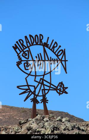 Scultura in filo metallico di César Manrique al Mirador del Río, Lanzarote, Isole Canarie, con un vivace cielo blu sullo sfondo. Foto Stock