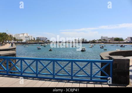 Charco de San Ginés ad Arrecife, Lanzarote, Isole Canarie - una pittoresca laguna costiera con barche ed edifici tradizionali. Foto Stock