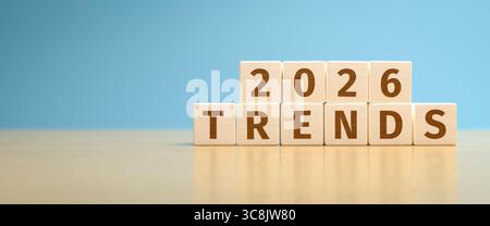 Cubi di giocattoli in legno che formano il testo "2026 TENDENZE". Concetto di previsione delle tendenze per il 2026. Foto Stock