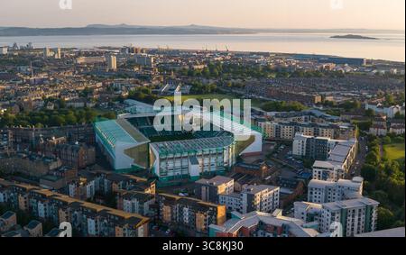 Veduta aerea dell'alba dello Stadio di Easter Road e di Leith, Edimburgo Foto Stock