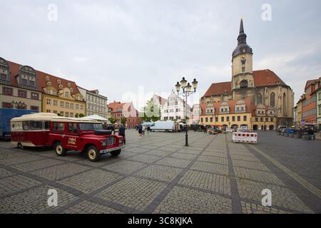 Germania, Sassonia-Anhalt, Naumburg - 3 maggio 2025: Piazza del mercato con Chiesa di San Wenzel. Foto Stock