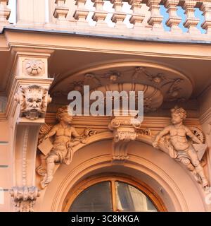 Dettagli architettonici ornati con sculture di cherubino sulla facciata dell'edificio storico di Szczecin, Polonia Foto Stock