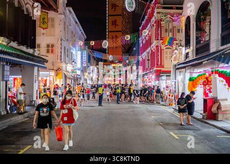 11 febbraio 2021, Singapore, Singapore: Le persone che indossano la maschera facciale come precauzione contro la diffusione del covid-19 camminano lungo la strada di Chinatown durante la vigilia del nuovo anno lunare. Singapore è entrata nella fase 3 il 28 dicembre 2020, consentendo alle persone in gruppi di 8 di incontrarsi per riunioni sociali. (Immagine di credito: © Maverick Asio/SOPA Images via ZUMA Wire) Foto Stock