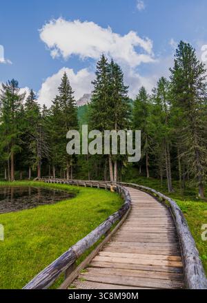 Passeggiata panoramica in legno che si snoda intorno al Lago di Antorno nelle Dolomiti. Tranquillo ambiente alpino, ideale per la natura, le escursioni, i viaggi Foto Stock