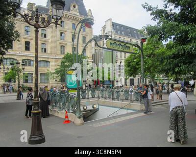 Parigi, Francia. - 27 giugno 2025: Veduta dell'ingresso della stazione Cité della metropolitana di Parigi a Parigi il 27 giugno 2025. Foto Stock