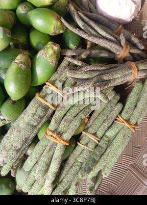 Una varietà di prodotti freschi provenienti dai mercati tradizionali del Sud-est asiatico. La foto mostra un mucchio di noci Areca giovani pronte per la vendita, rispetto alla noce di betel ( Betel Vine) Foto Stock