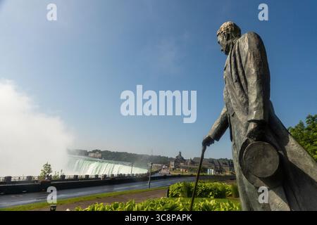 Monumento di Nikola Tesla all'interno del Queen Victoria Park Cascate del Niagara Canada Foto Stock