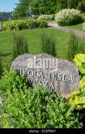 Monumento di Nikola Tesla all'interno del Queen Victoria Park Cascate del Niagara Canada Foto Stock
