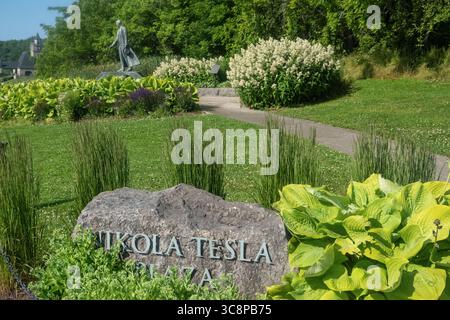 Monumento di Nikola Tesla all'interno del Queen Victoria Park Cascate del Niagara Canada Foto Stock