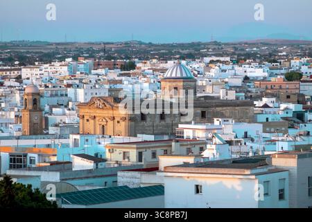 Una vista aerea di Chiclana de la Frontera, con l'Iglesia Mayor (Chiesa principale), la Parrocchia di San Juan Bautista. Foto Stock