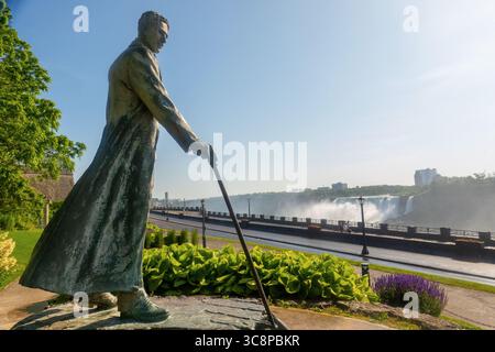 Monumento di Nikola Tesla all'interno del Queen Victoria Park Cascate del Niagara Canada Foto Stock